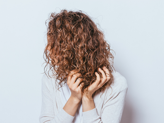 Lockige Haare nach der Chemotherapie. Warum passiert das und wie pflege ich sie?