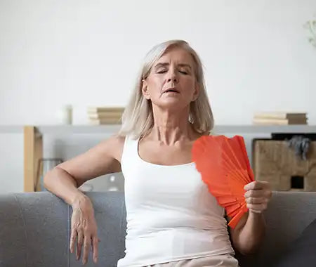 Frau Fächer Hitzewallungen Sofa