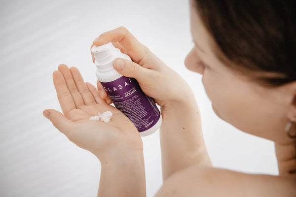 Eine Frau die den Conditioner von YELASA aufträgt