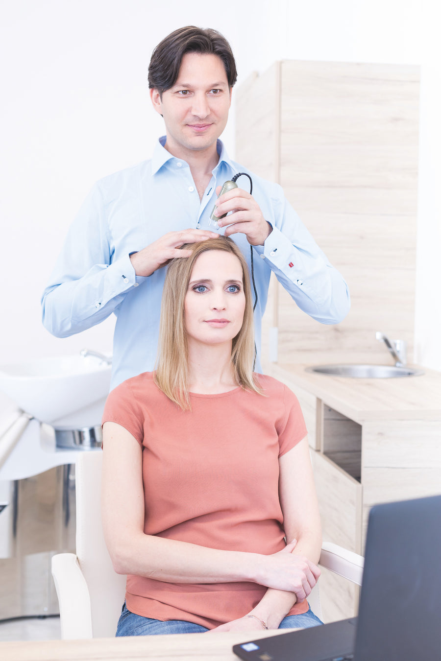 Kopfhaut-Analyse und Pflegeanwendung beim YELASAI Haarwuchs-Spezialisten im Salon