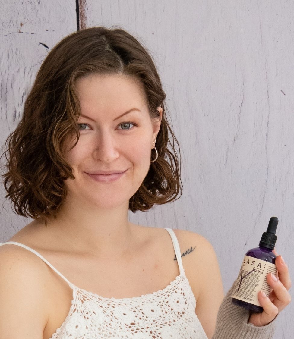 Frau hält Hair-Tonic