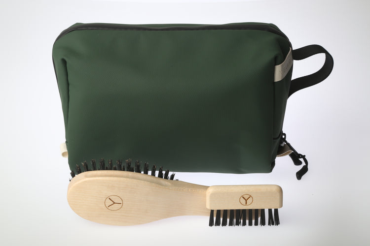 Ergonomisches Wildschweinbürsten Set inklusive Tasche, sichtbares Logo auf beiden Bürsten