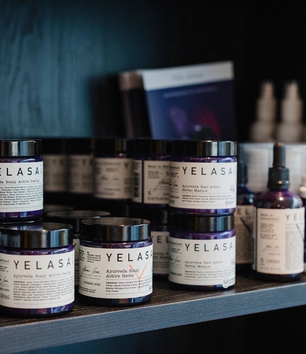 Kopfhaut-Öl in Regal neben anderen Produkten von YELASAI