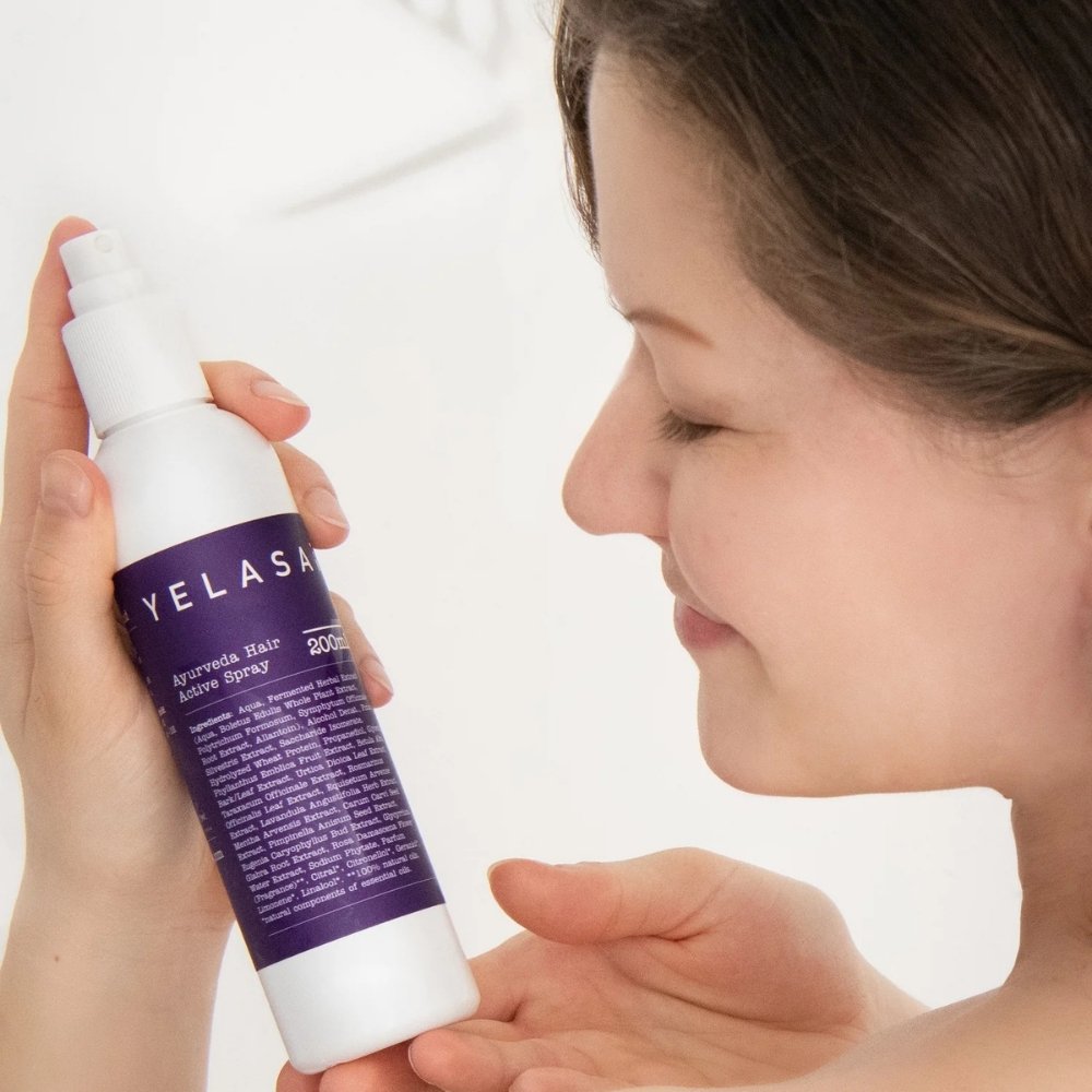 Frau hält Produkt für nach Kopfhautmassage für Haarwachstum