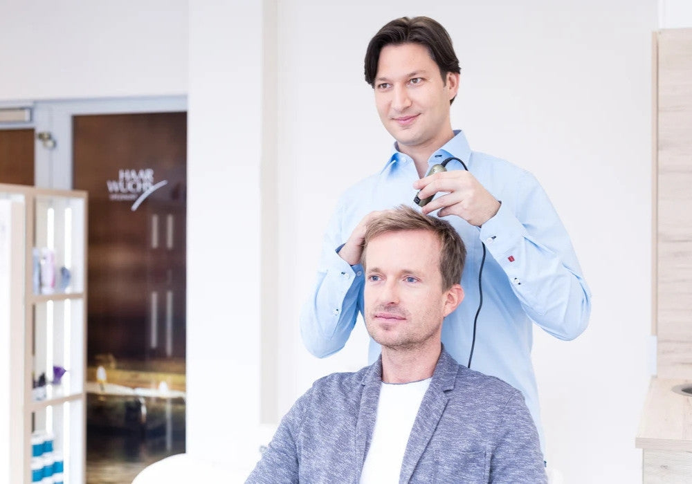 Experte für Haarausfall bei Männern steht hinter Kunde