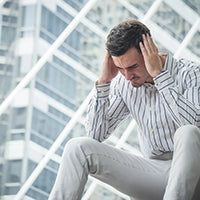 gestresster mann person haarausfall ursache