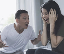 personen streiten haarausall stress ursache