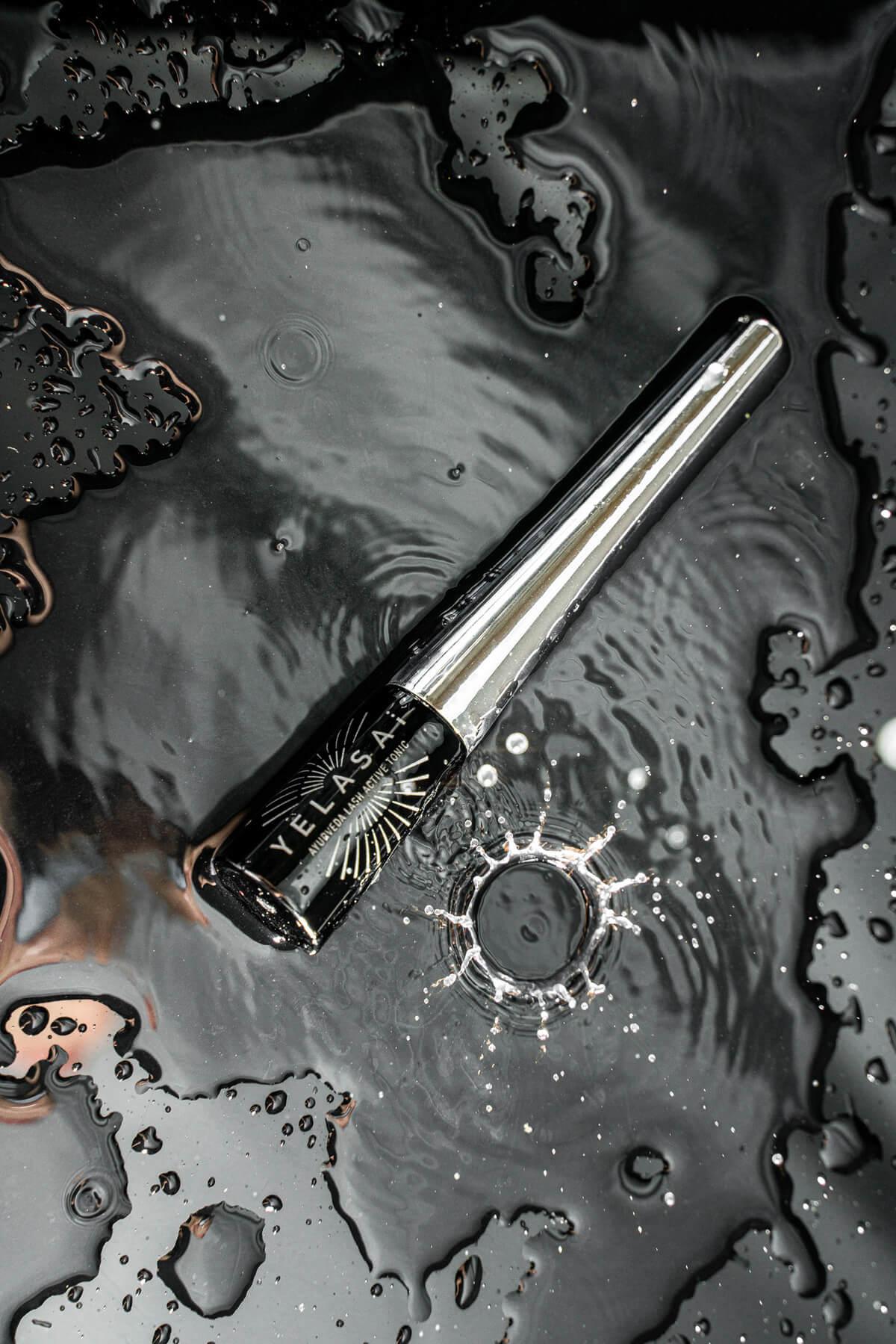 YELASAI Lash Active Tonic in einem schönen Hintergrund