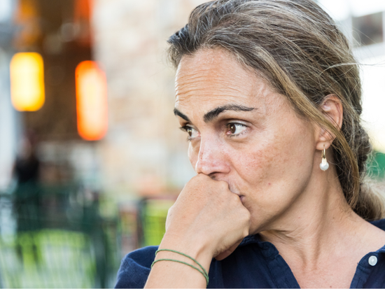 Frau in Wechseljahre in Gedanken