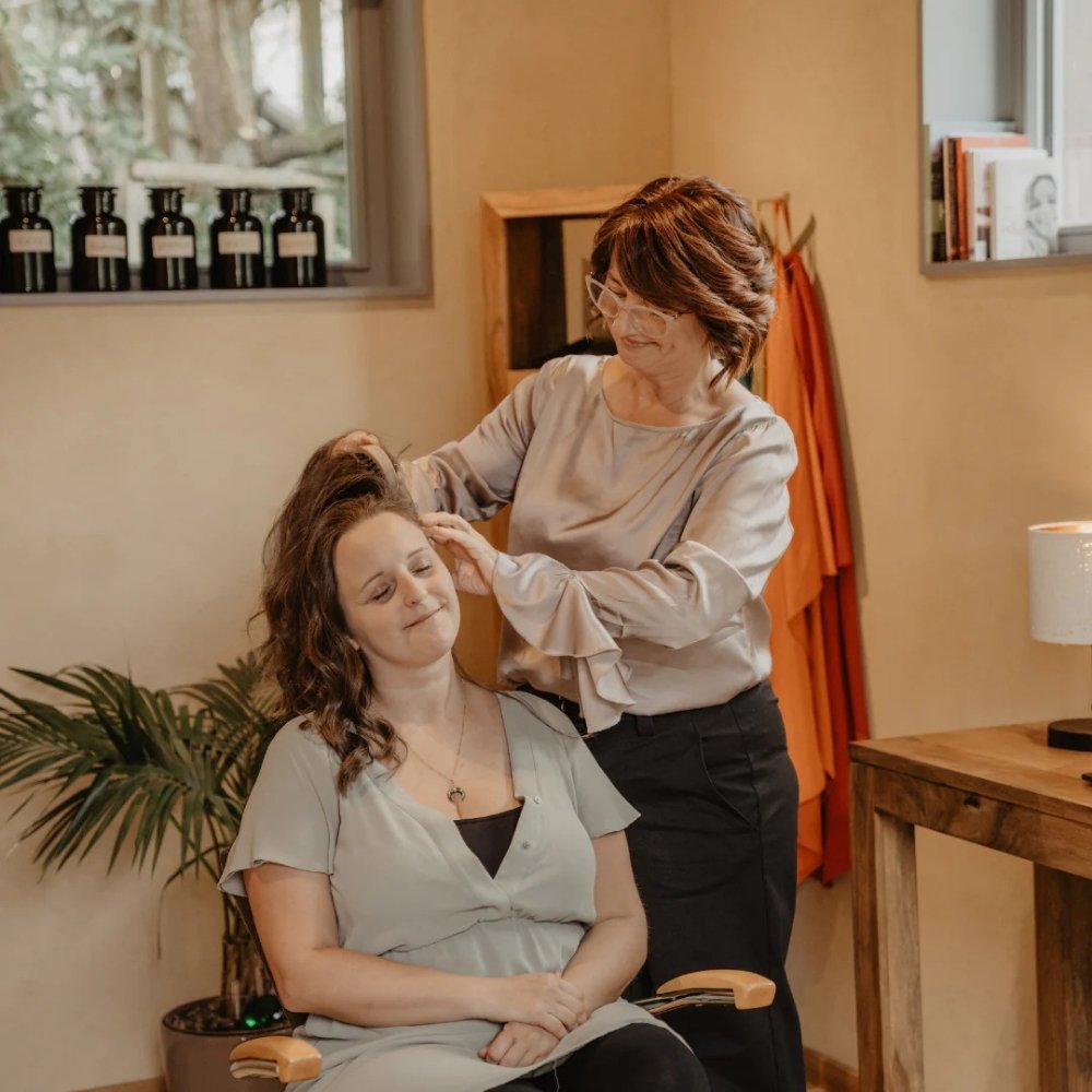 Spezialistin behandelt Frau als Alternative zu Haartransplantation