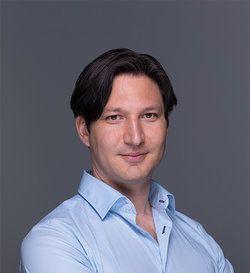 Salon-Trainer Gianni Coria bei der Ausbildung zum Haarwuchs-Spezialisten bei YELASAI
