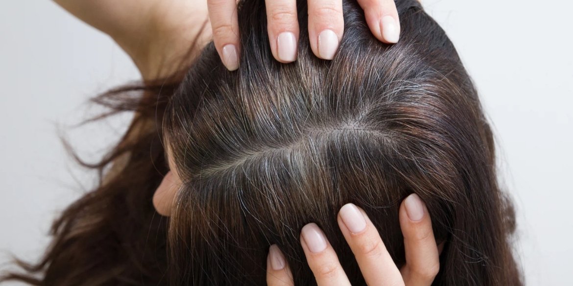 Frau mit vollem Haar hat Enzympeeling benutzt