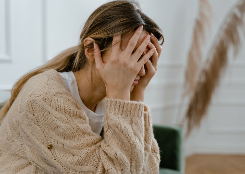 Frau verzweifelt durch Haarausfall nach der Schwangerschaft