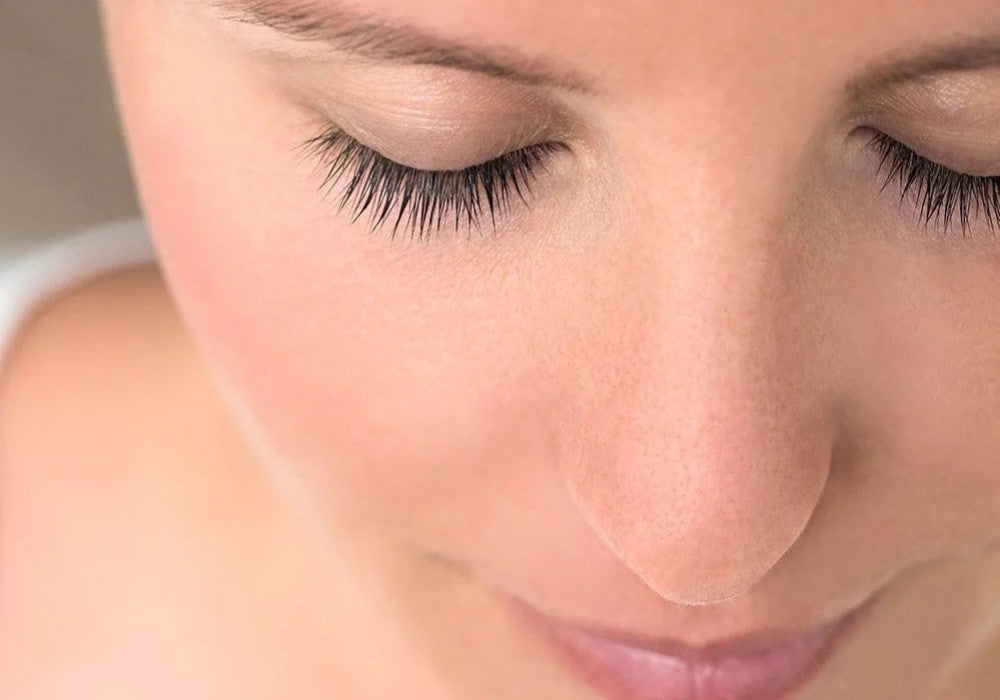 Frau mit dünnen Wimpern durch Haarausfall bei Frauen