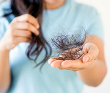 Frau mit Haarausfall nach der Schwangerschaft