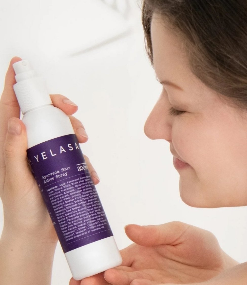  Haarwachstum Spray in Hand von Frau