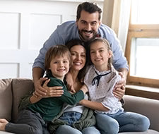 Familie glücklich weil Haarwachstum anregen funktioniert