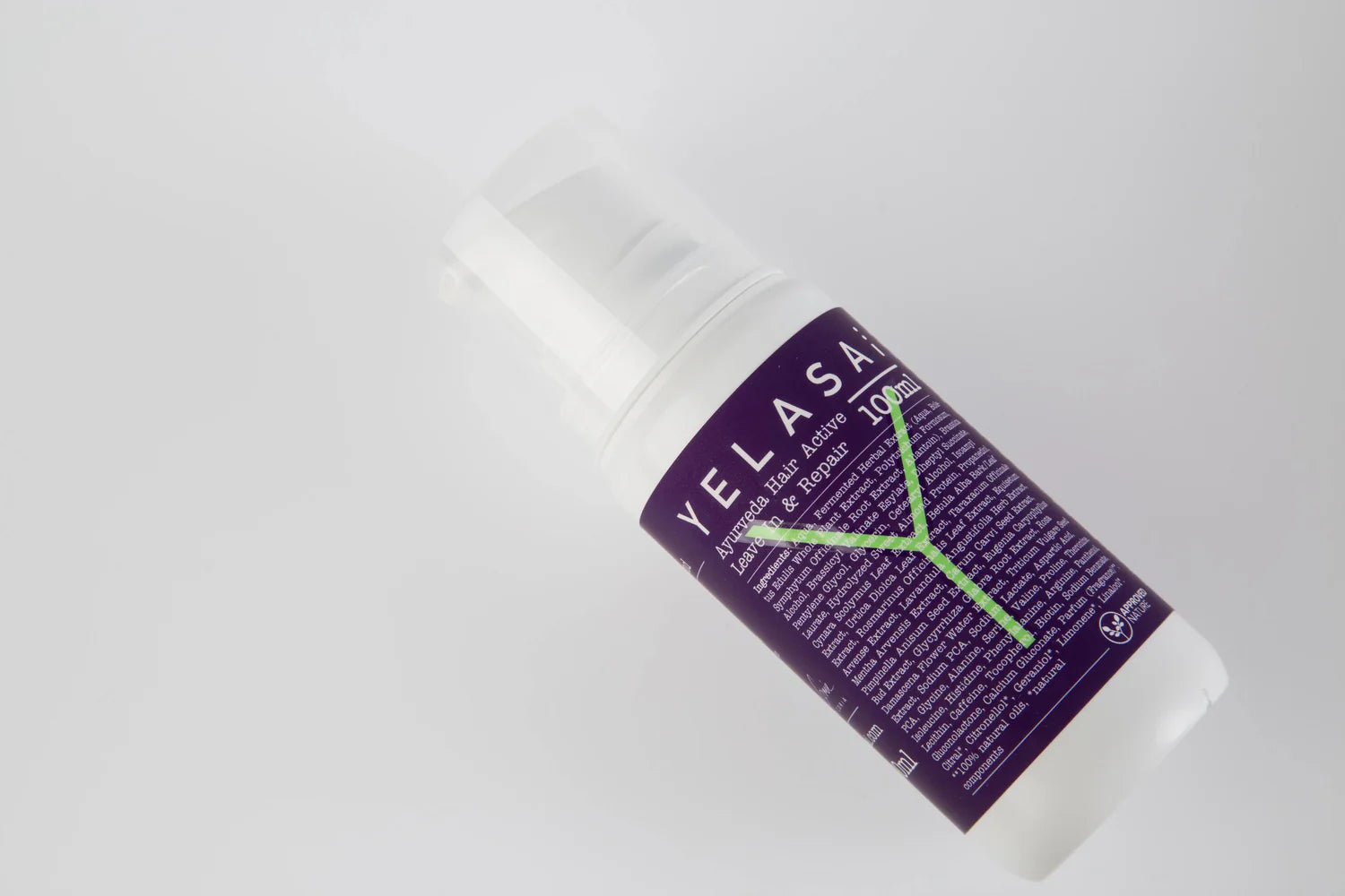natürlicher Leave-in Conditioner auf weißem Hintergrund