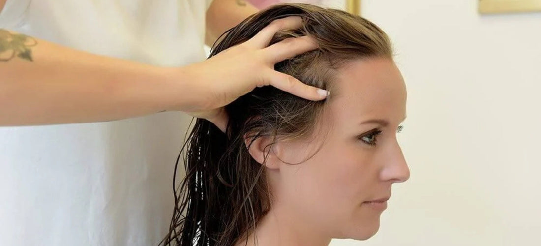 Frau bekommt Kopfmassage um Haarausfall zu stoppen