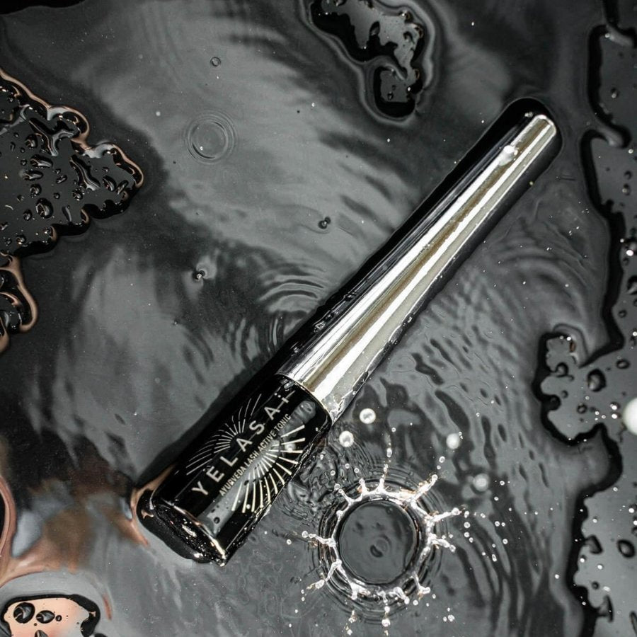 Wimpernserum liegt in Wasser