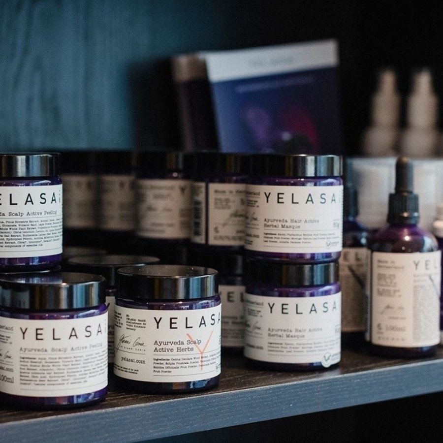 Wimpernserum neben anderen Produkten in Regal