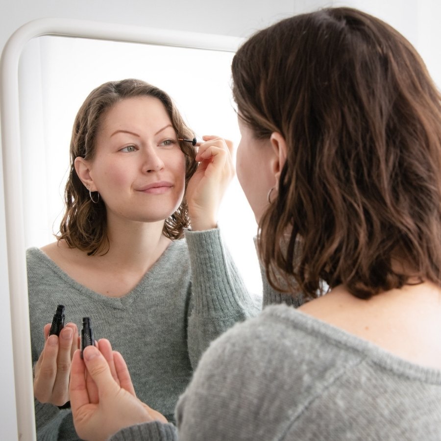 Frau trägt Wimpernserum auf