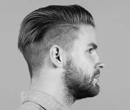 Mann mit Undercut