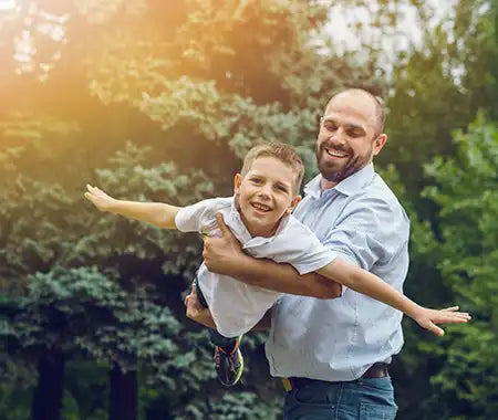 Vater und Sohn draußen beim Spielen