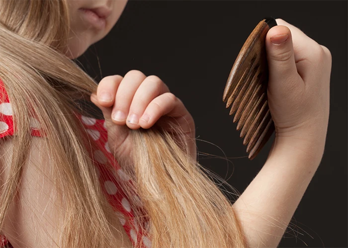 junges mädchen teenager pubertät mit schönen haaren hilfe bei haarausfall