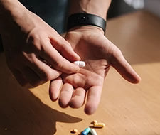 Tabletten auf Hand gegen erblich bedingter Haarausfall