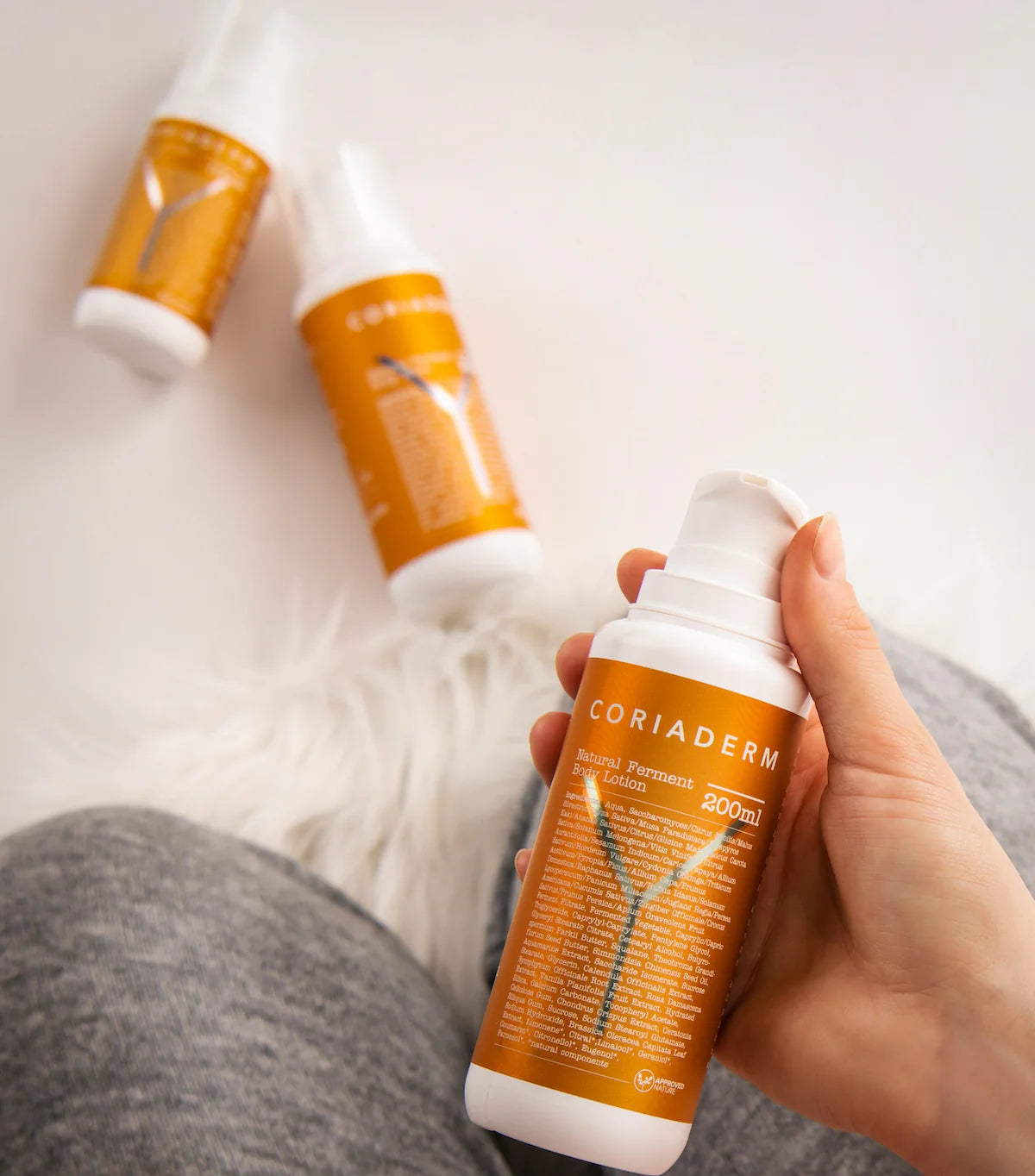 natürliche Bodylotion wird in Hand gehalten
