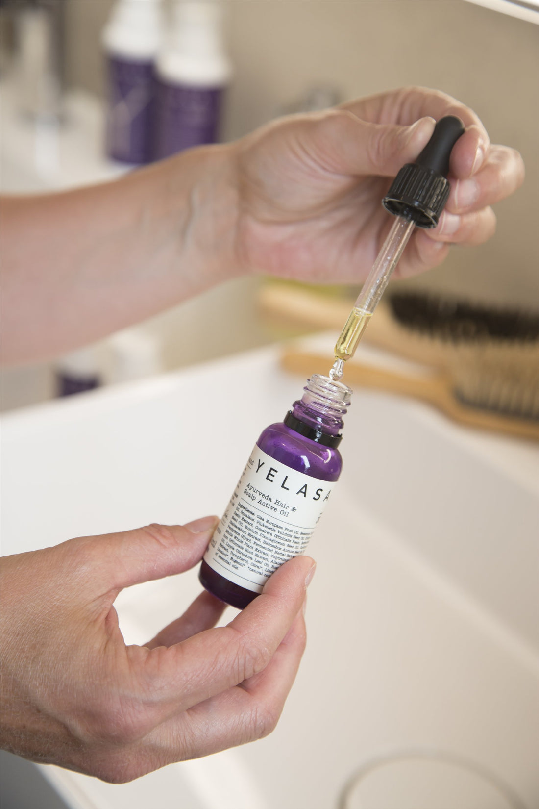 Pipette mit Ayurveda Hair & Scalp Active Oil in Nahaufnahme