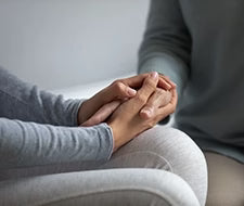 Hand wird gehalten weil Person betroffen von stressbedingter Haarausfall