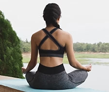 Frau macht Yoga wegen stressbedingter Haarausfall