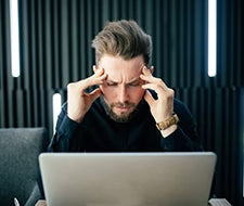 Mann gestresst wegen stressbedingter Haarausfall