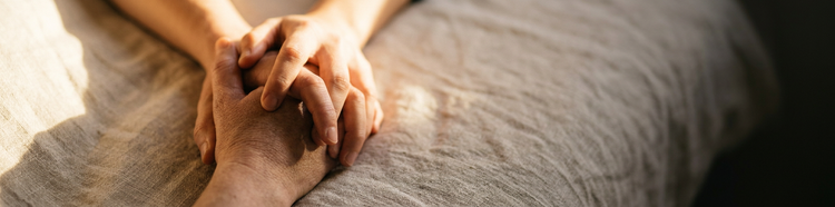 Zwei Frauen Schulter an Schulter — Begleitung während der Chemotherapie
