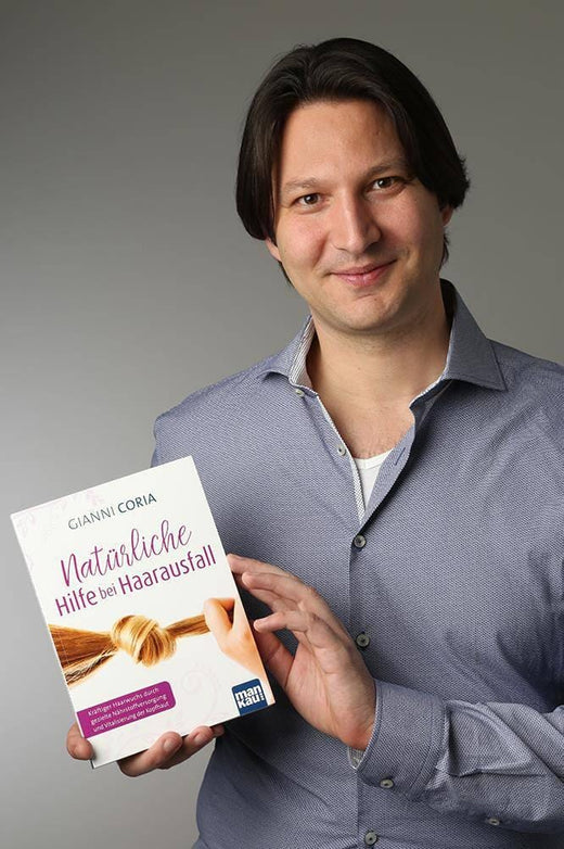 Gianni Coria mit seinem Buch Natürliche Hilfe bei Haarausfall
